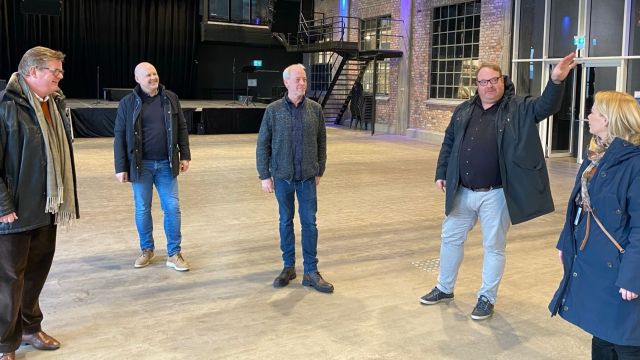 Fem personer i halvsirkel