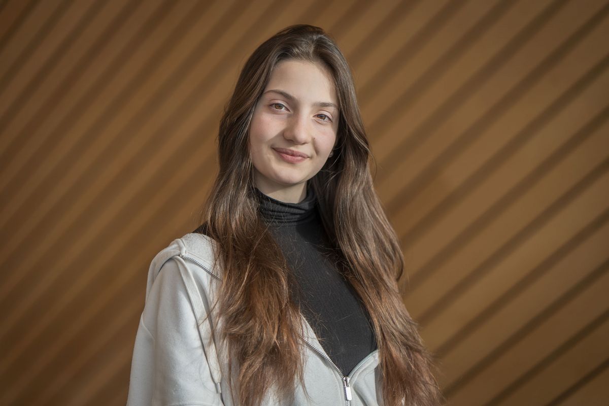 Portrettbilde av Ariana-Riera-Zozulina i Kildens foajé.