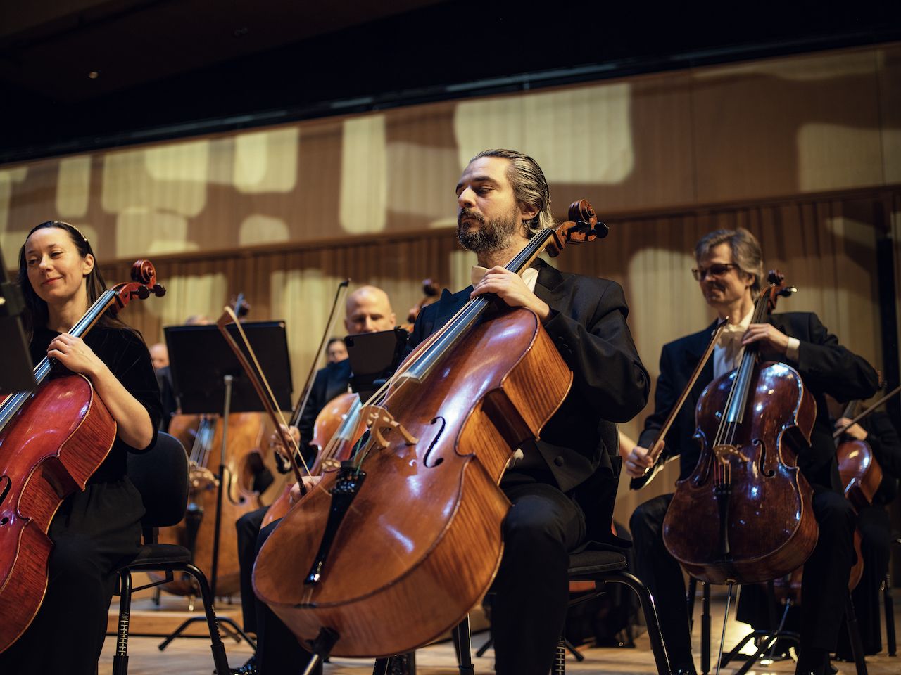 musikere på scenen med sine instrumenter