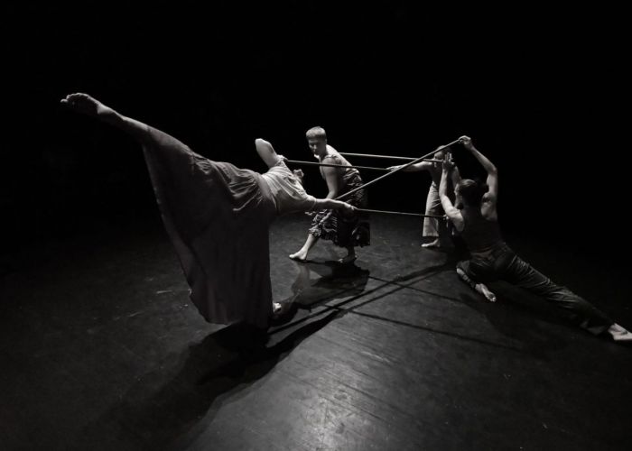 Sorthvitt fotografi av tre dansere
