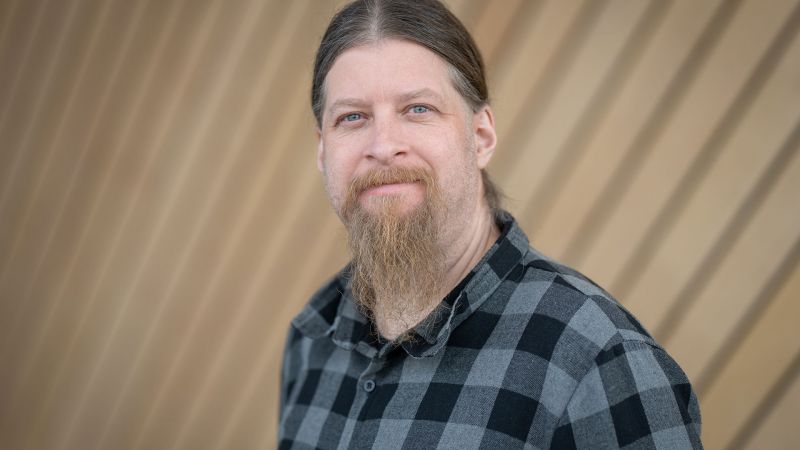 Portrettbilde av Simen Hefte i Kildens foajé