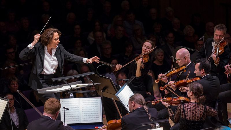 Bilde av sjefdirigent Nathalie Stutzmann som dirigerer KSO.