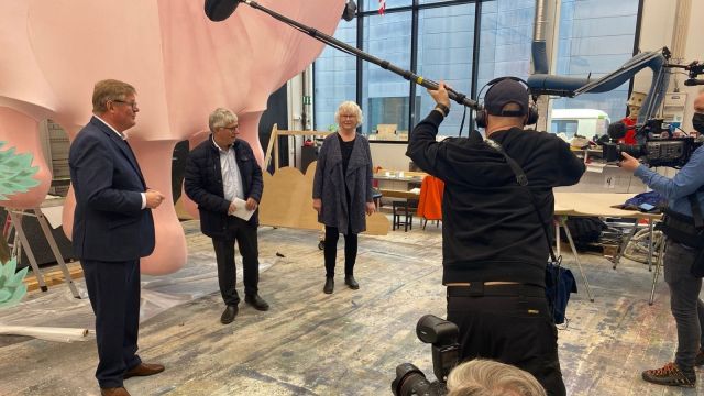 Tre personer og kamerafolk