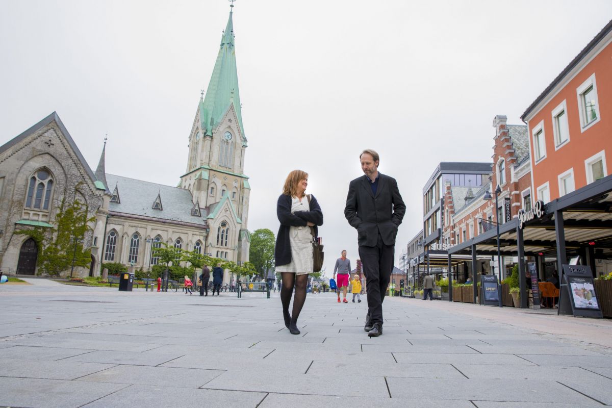 Bilde av Torborg Igland og Gaute Heivoll ved Kristiansand Domkirke til Kristiansand Nå