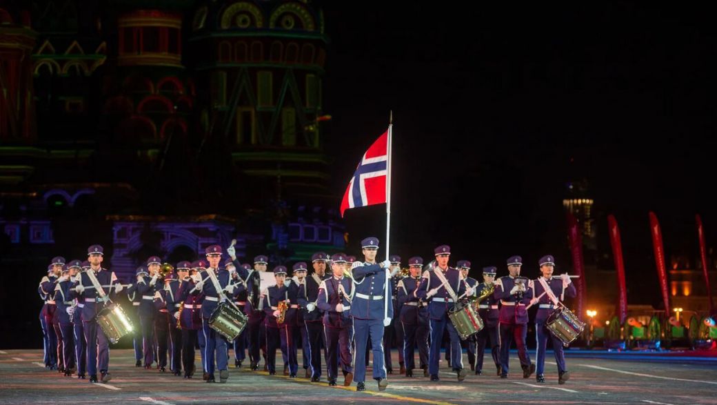 Bilde av Tveit Union Musikkorps som marsjerer med norsk flagg. FOTO: provided by the Spasskaya Tower festival