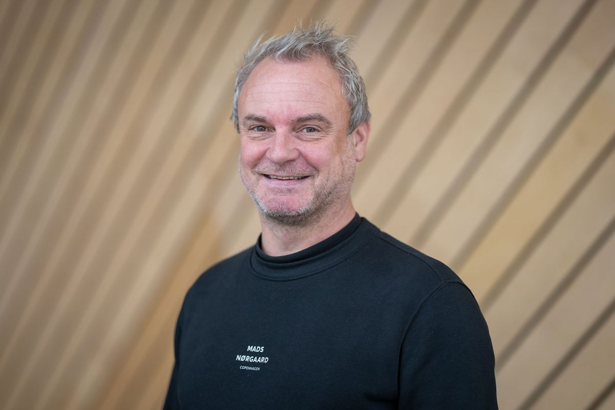 Portrettbilde av Lars-Emil-Nielsen i Kildens foajé