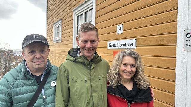 Tre arrangører poserer utenfor Kontaktsernteret.