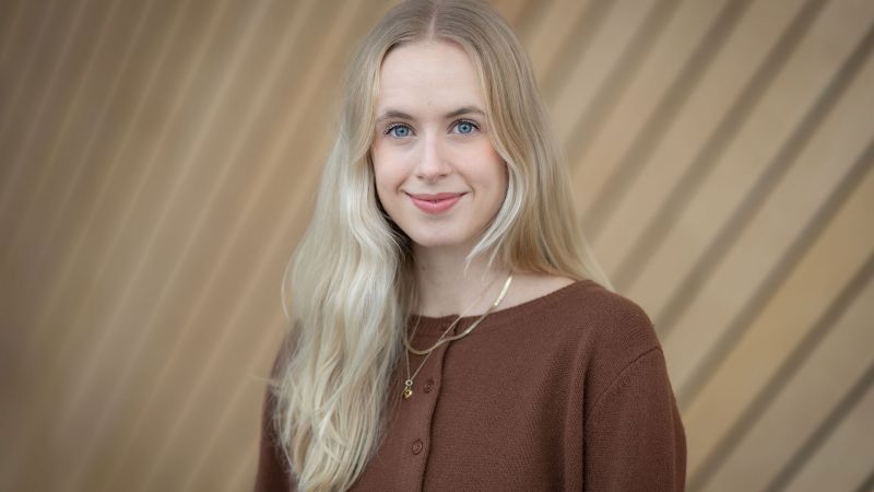 Portrettbilde av Nora Moseid i Kildens foajé.