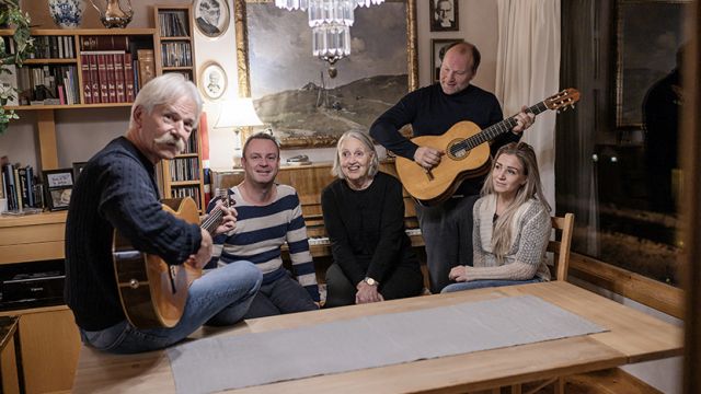 Som mentorer for forestillingen To i båden deler Anne Ma og Jan Erik Usterud sine erfaringer med skuespillerne Ann Ingrid Fuglestveit-Mortensen, Lars Emil Nielsen og gitarist Svein-Helge Vikse.