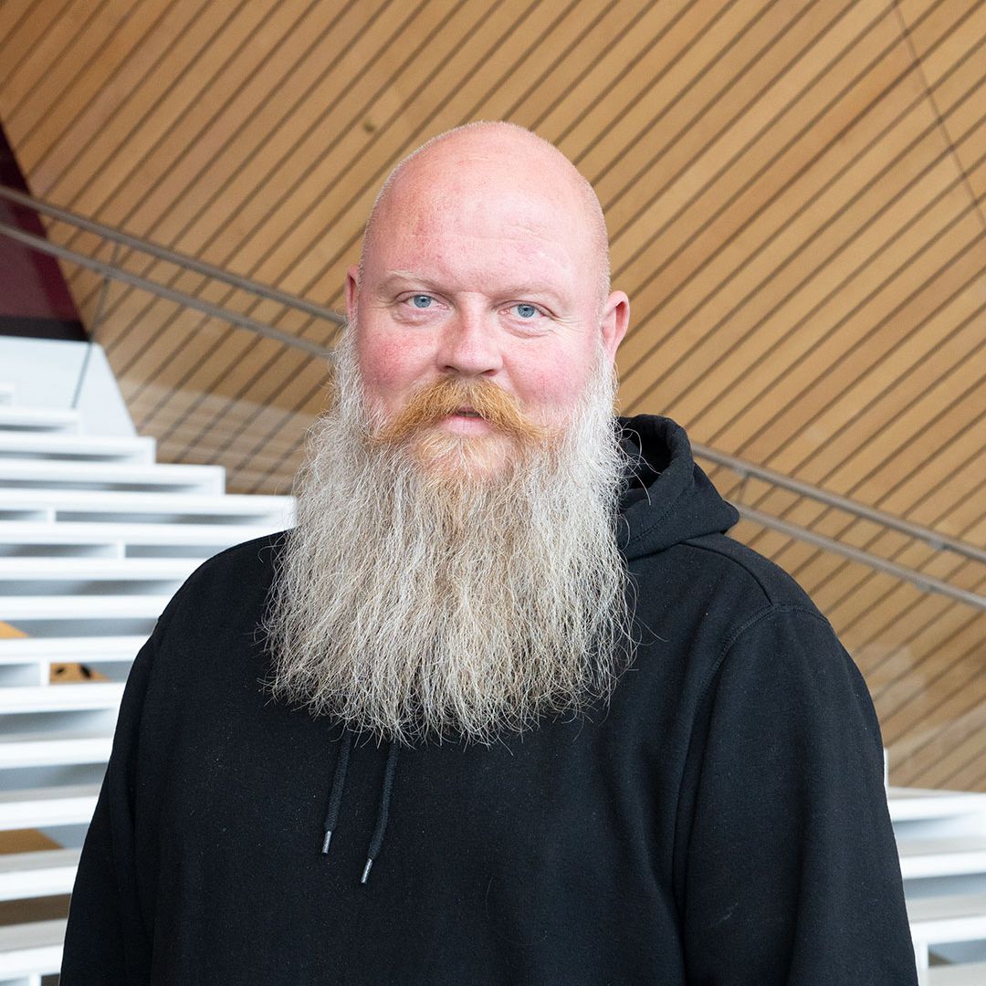 Kvinne med kostyme