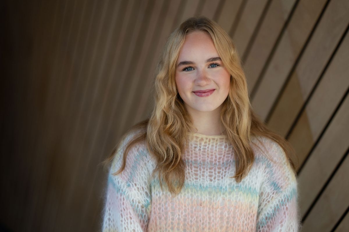 Portrettbilde av Olava Unhjem-Lorentzen foran Kildens Bølgevegg.