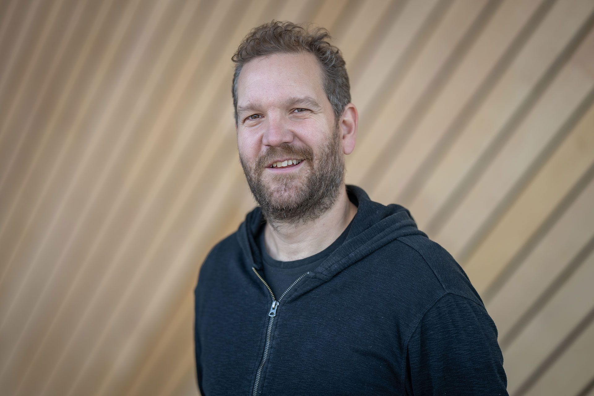 Portrettbilde av Richard Svennevik Skaar i Kildens foajé