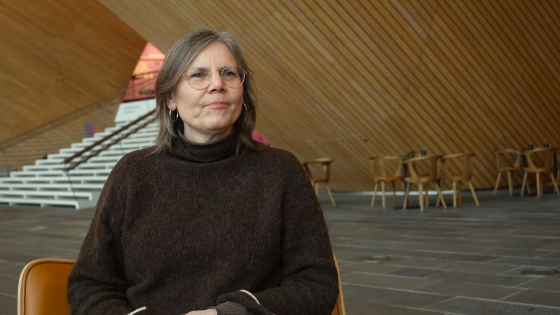 Bilde av Tyra Tønnessen i Kildens foajé ifbm en førsnakk til forestillingen Eg er vinden.