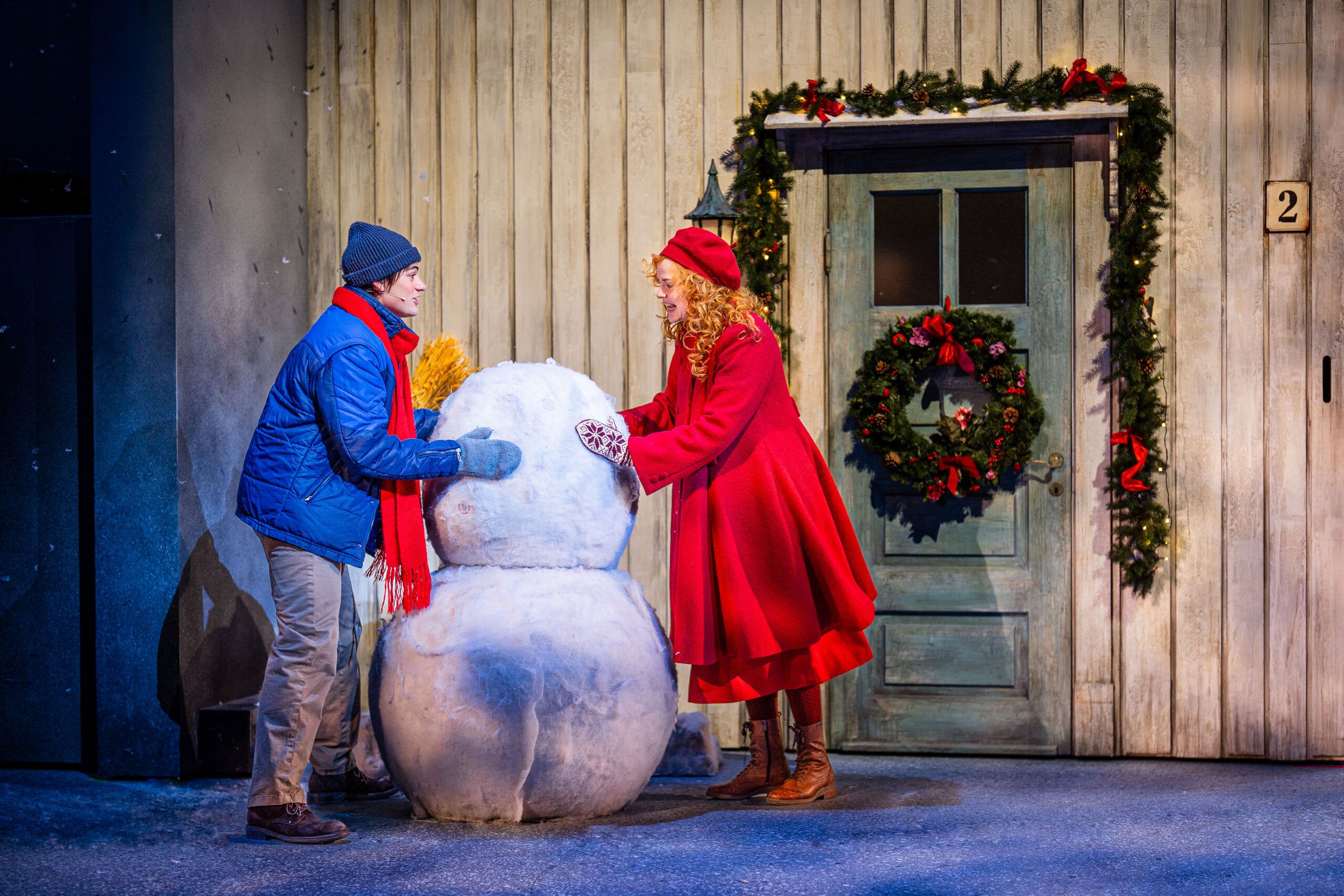 Snøsøstera forestillingsbilde. Julian og Hedvig bygger en snøsøster.