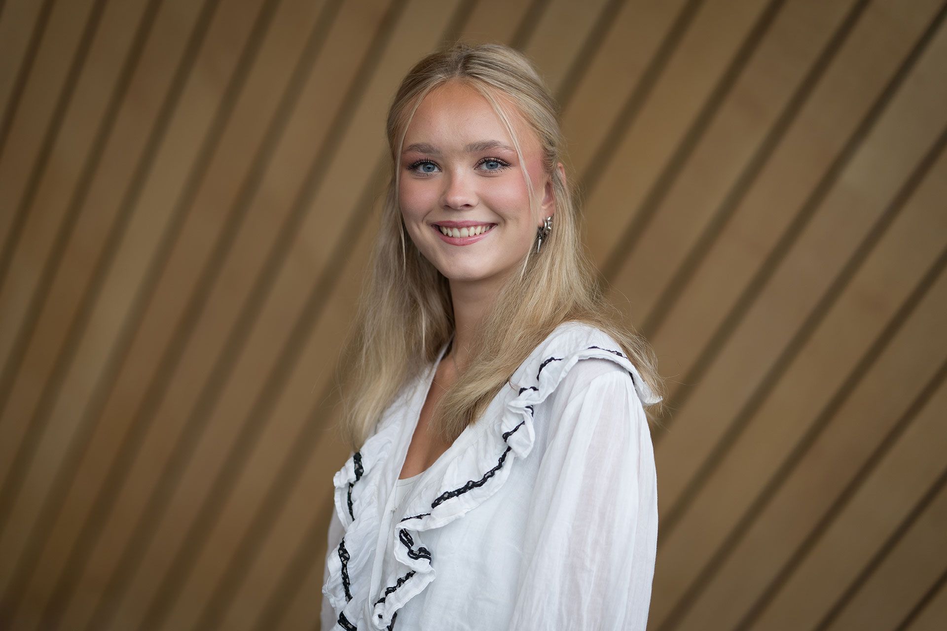 Portrettbilde av Rikke Isefjær Kjøde i Kildens foajé.