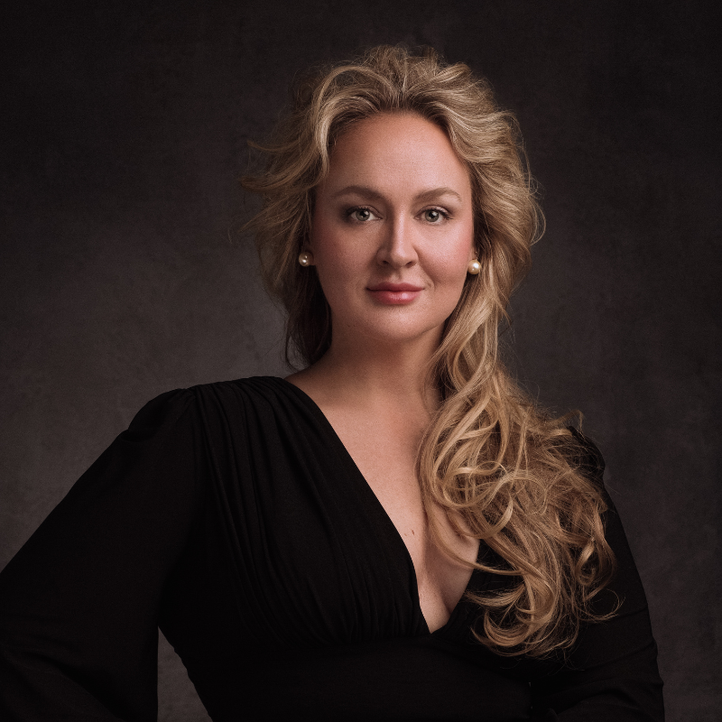 portrettbilde av en kvinne med langt mellomblondt hår