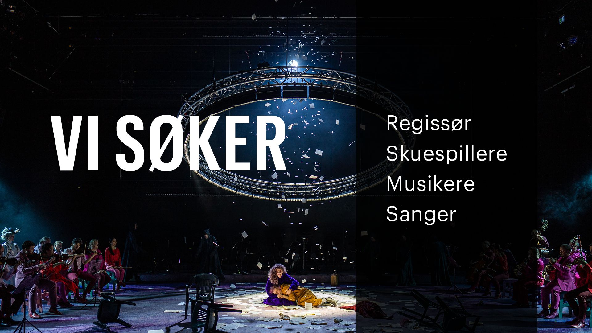 Bilde av et bygg med store glassflater og bølgete tak i sol og lette hvite skyer på blå himmel.