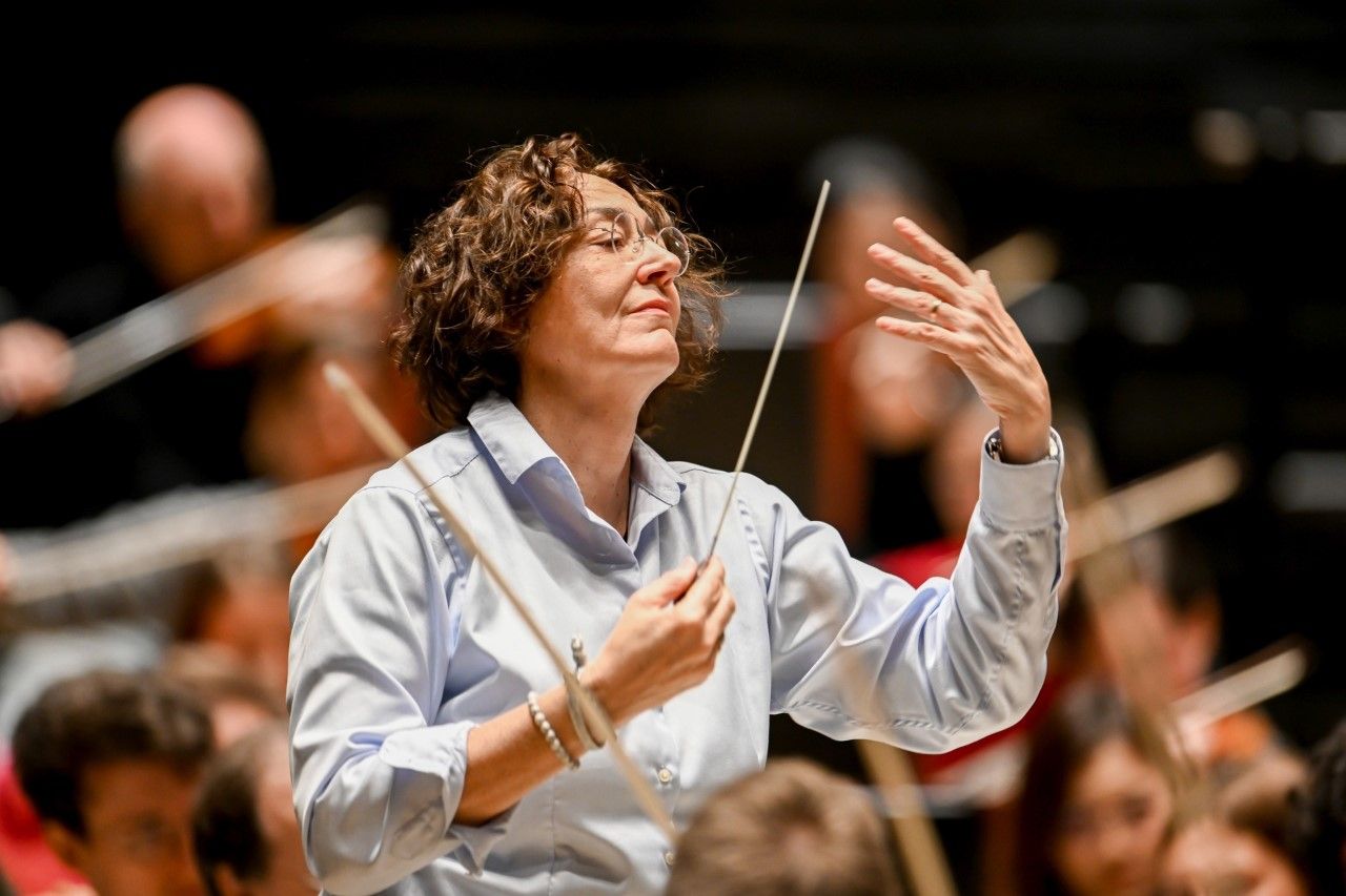 Bilde av dirigent Nathalie Stutzmann som dirigerer.