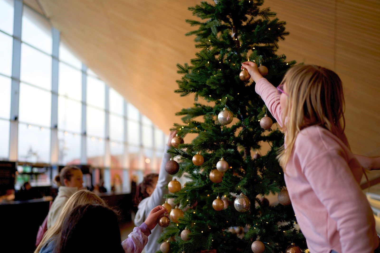 Barn pynter juletre