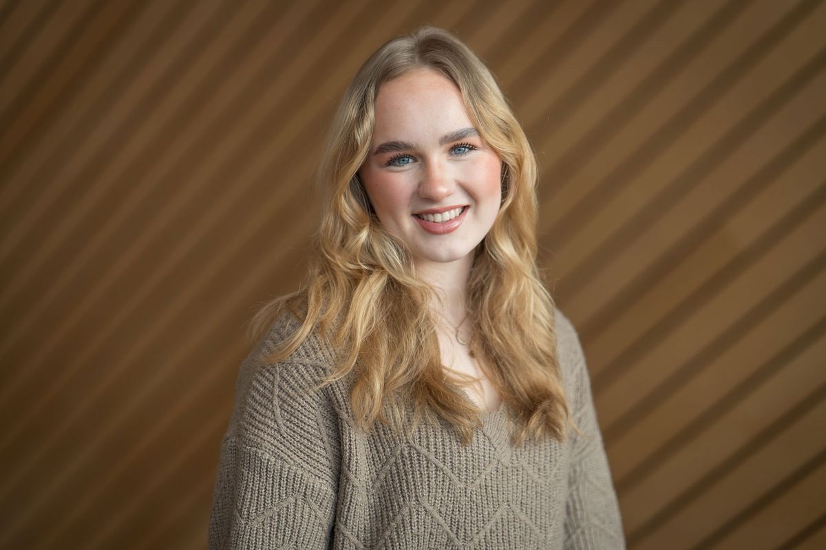 Portrettbilde av Olava Unhjem-Lorentzen i Kildens foajé.