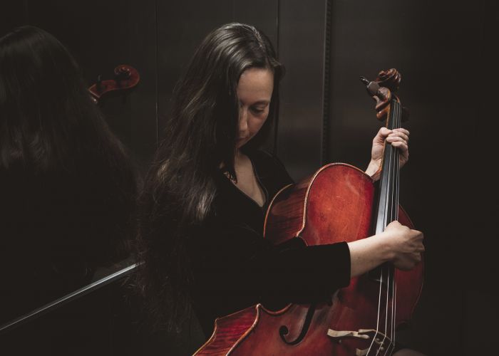 Illustrasjonsfoto av kvinne som spiller cello