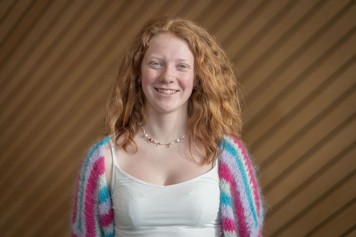 Portrettbilde av Hennie Elen Norbakken i Kildens foajé.