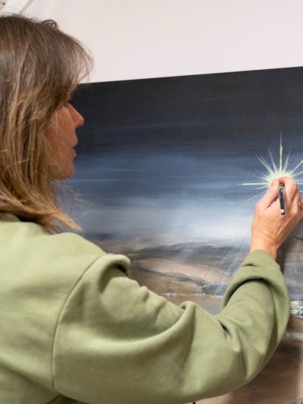 Kvinne maler maleri i anledning forestillingen like til Betlehem