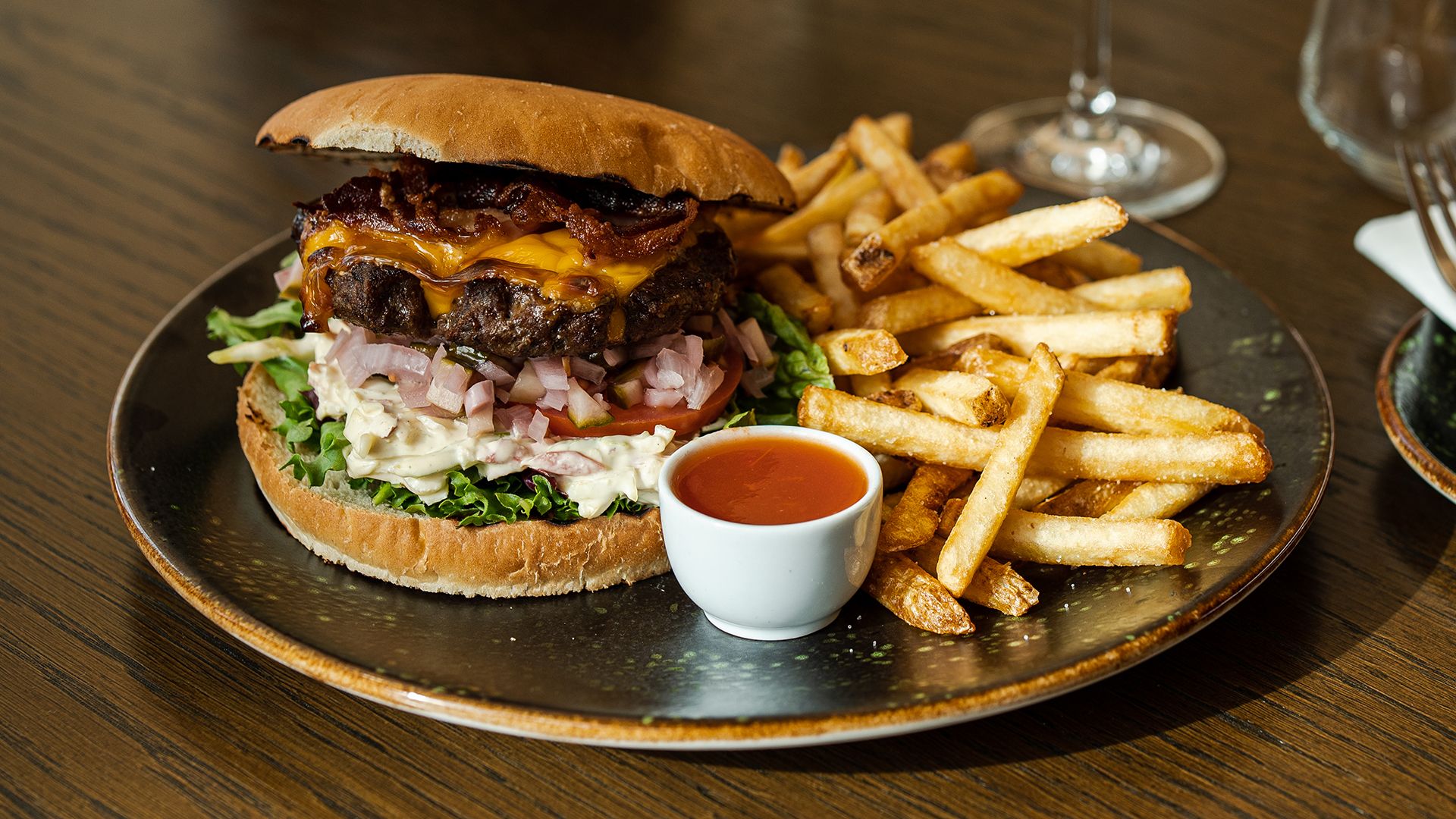 Bilde av to etasjers fat med ulike desserter og croissanter. 