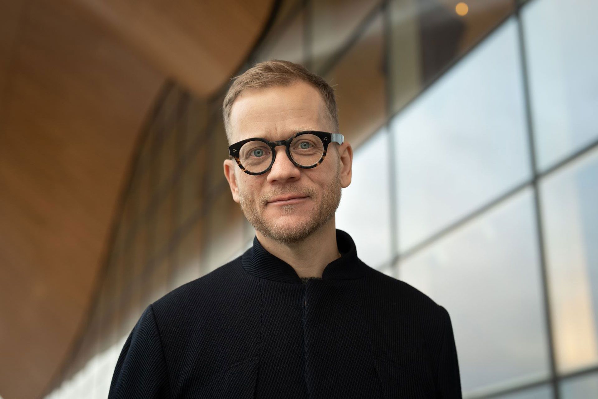 Portrettbilde av skuespiller Morten Espeland foran Kildens bølgevegg