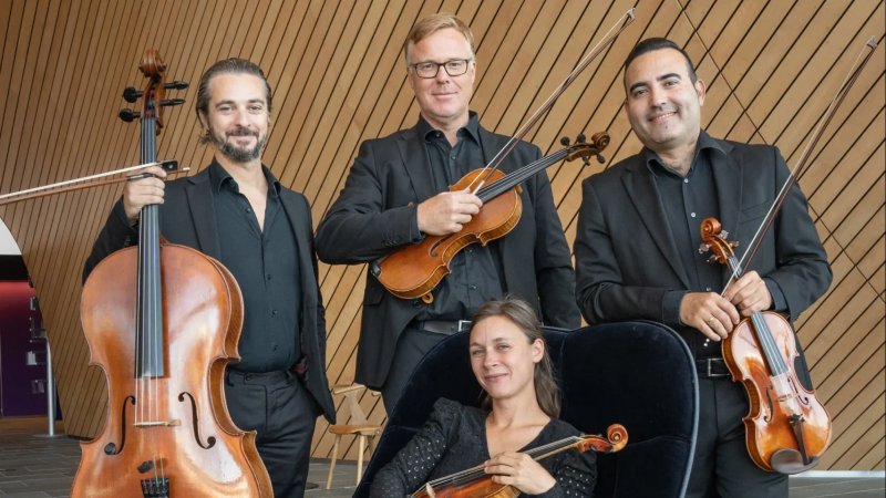 Bilde av fire musikere fra Kristiansand Symfoniorkester under bølgeveggen