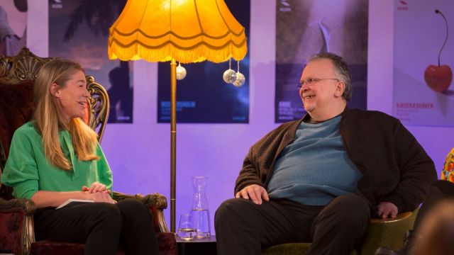 Dame og mann i dialog