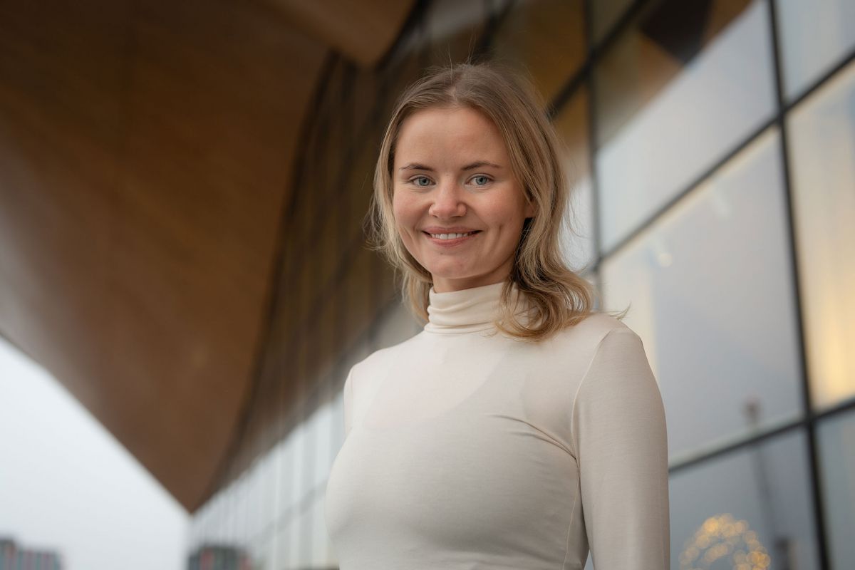 Portrettbilde av skuespiller Kristine Hartgen foran Kildens bølgevegg