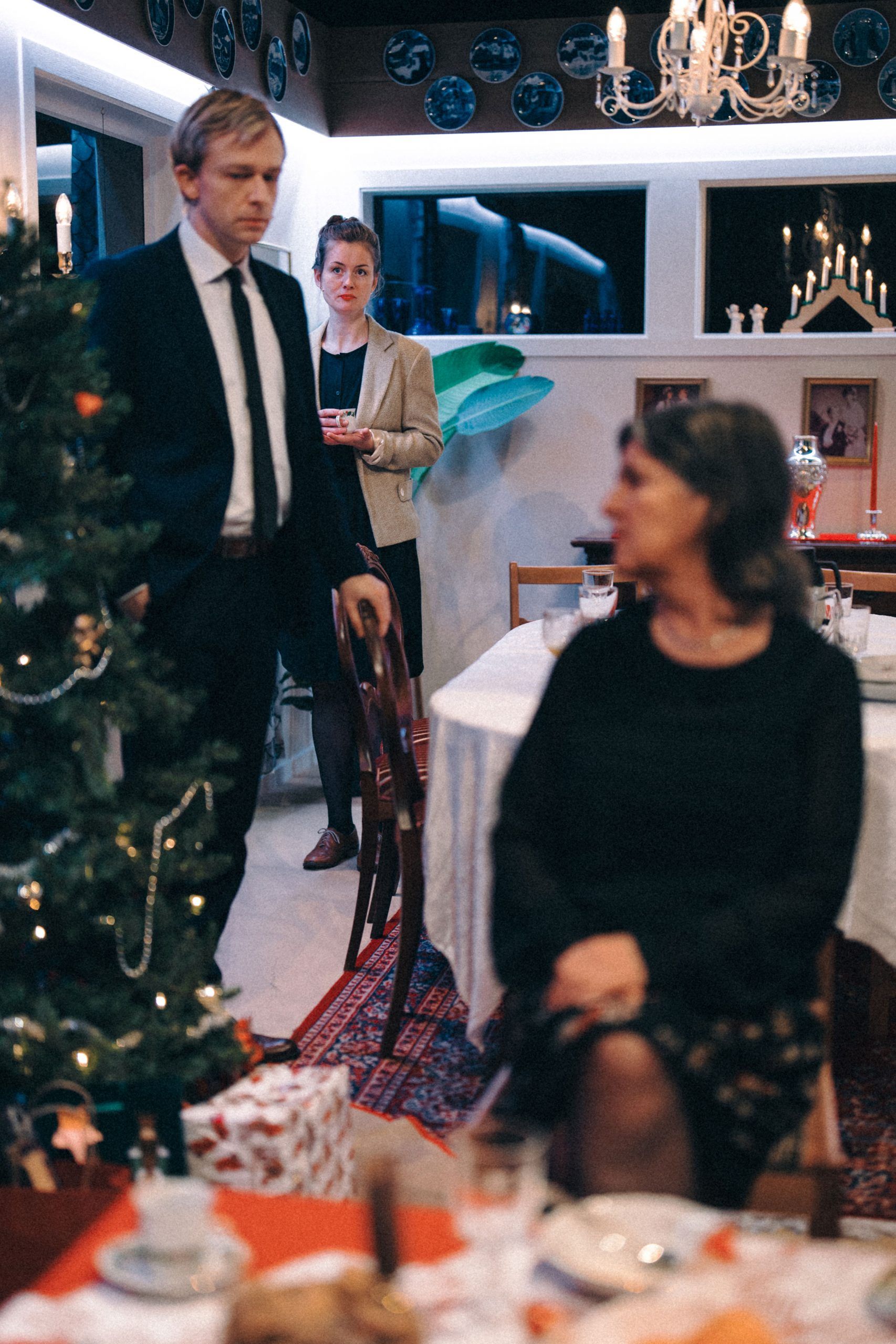 Familien Dvergsnes spiser kake og drikker kaffe i sofaen på juleaften.