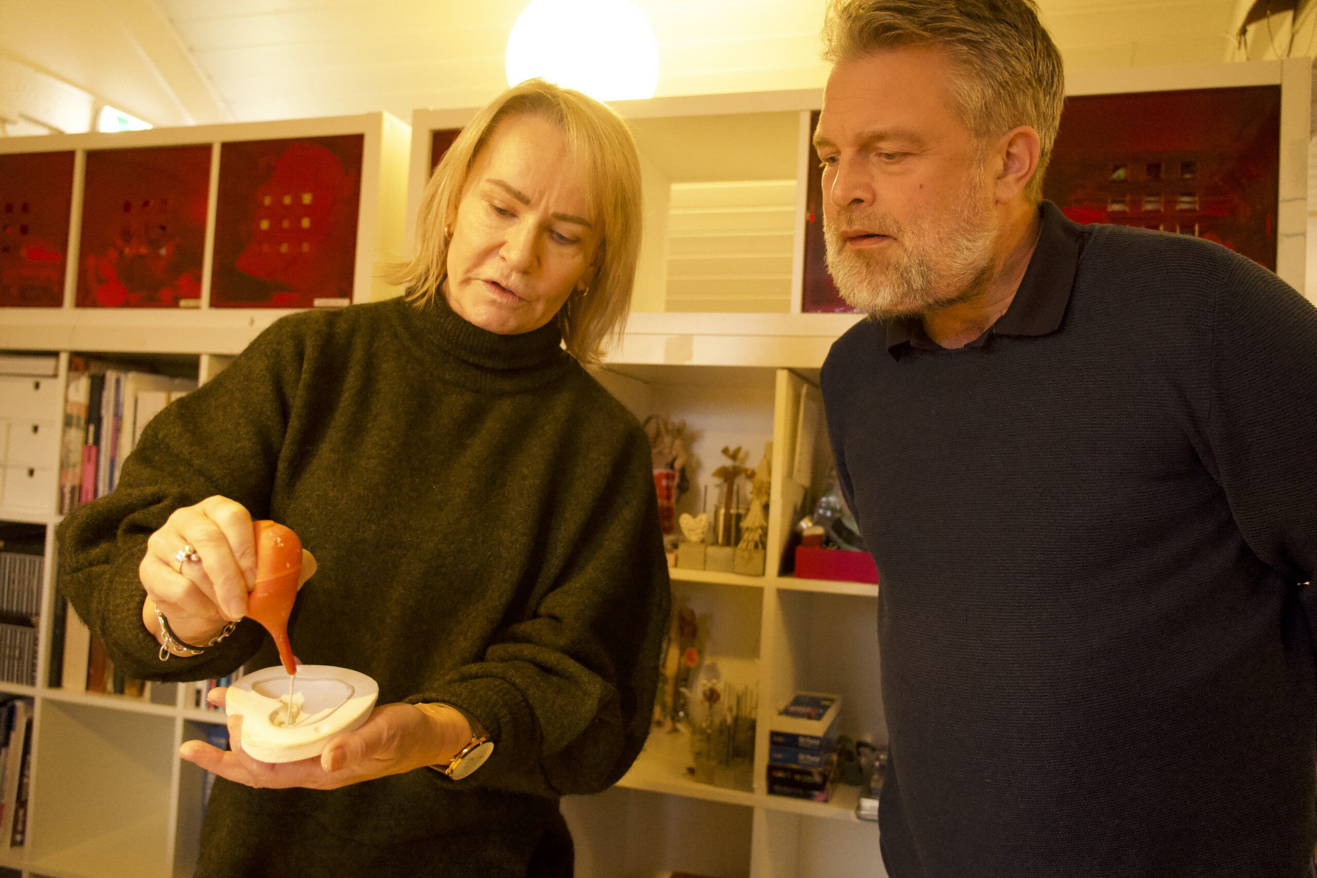 Siren Andersen, som leder Kunstrommet ved Kirkens bymisjon, viser Pål Svendsberget hvordan hjertene lages. 