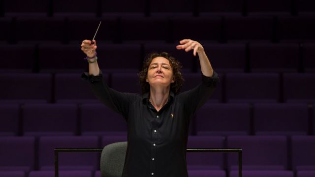 Kvinne som dirigerer