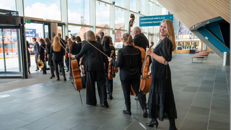 sinfonietta ut i Agder musikere fra kristiansand symfoniorkester på vei ut av kilden