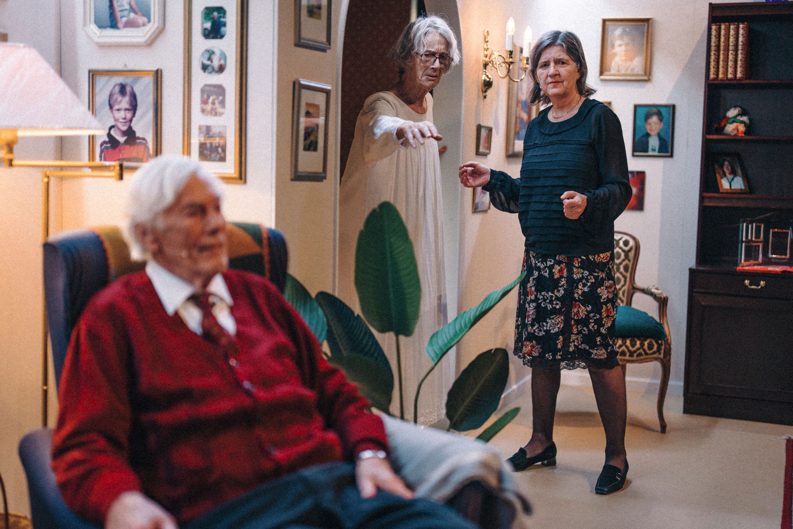 Ruth står i en hvit nattkjole i døråpningen.