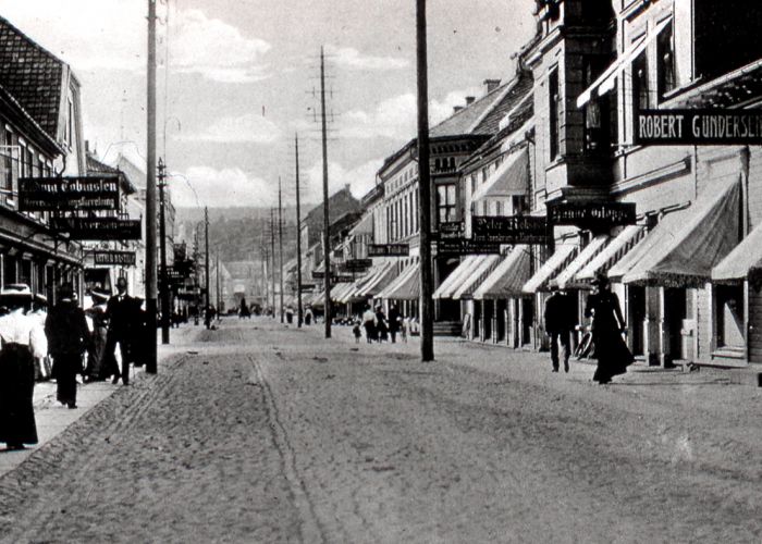 Arkivbilde fra Kristiansands gater for ca. 100 år siden.