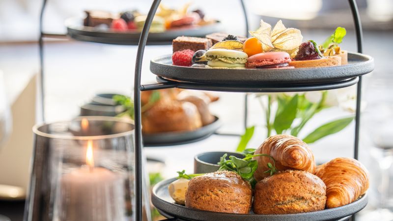 Bilde av hovedrett på tallerken. Konfitert kyllinglår.