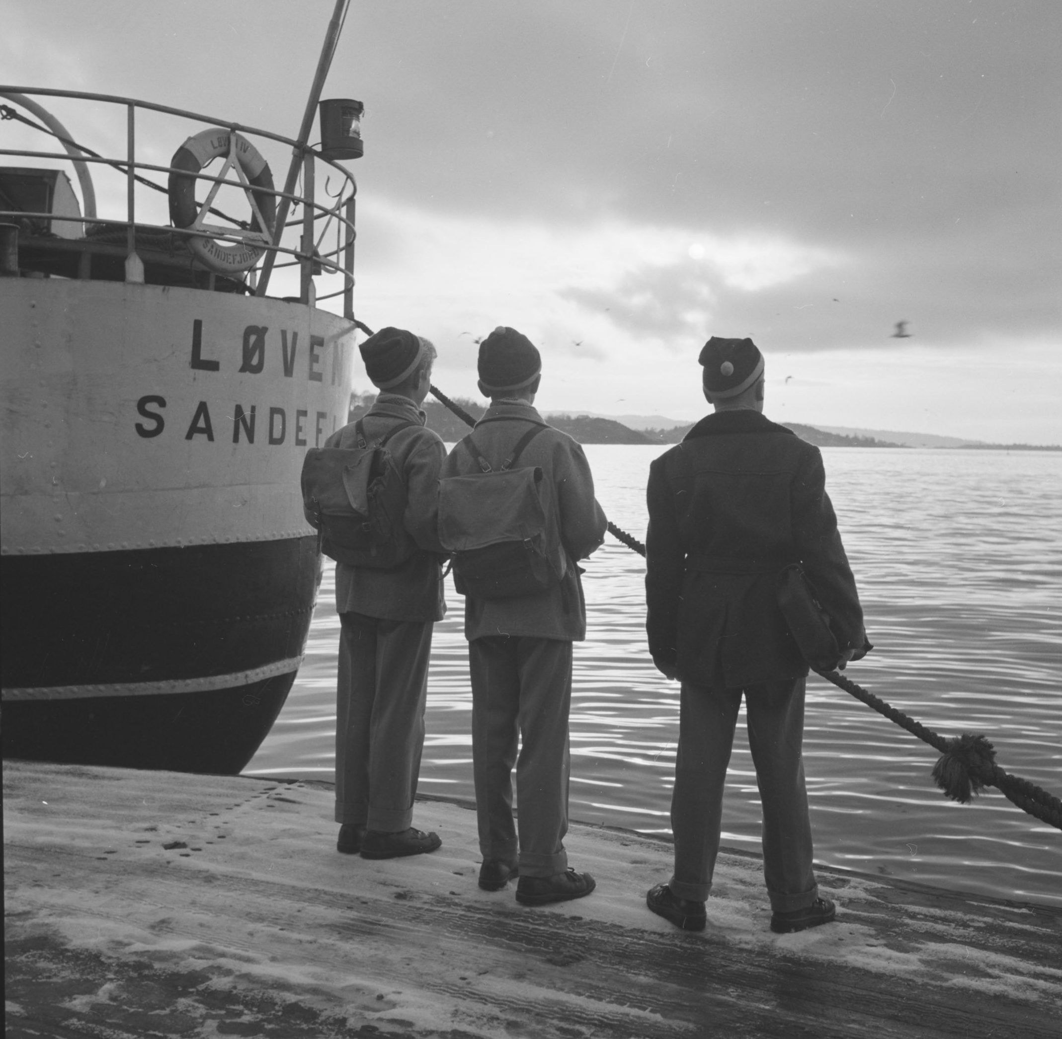 Unge menn ser ut på havet
