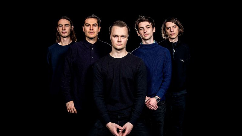 Foto av bandet Honningbarna foran sort bakgrunn