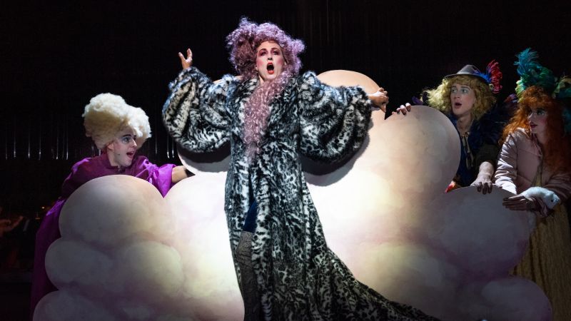 en operasanger på scenen i fullt kostyme under musikkteateret Amadeus