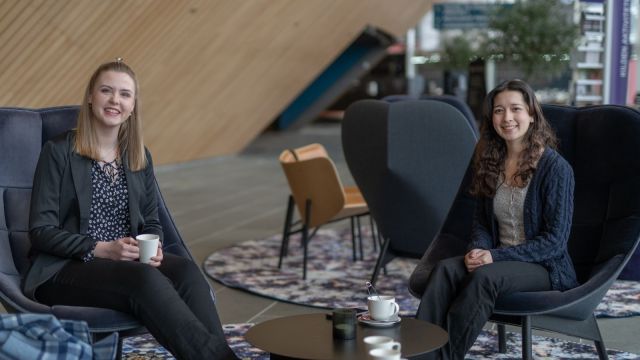 To smilende solister