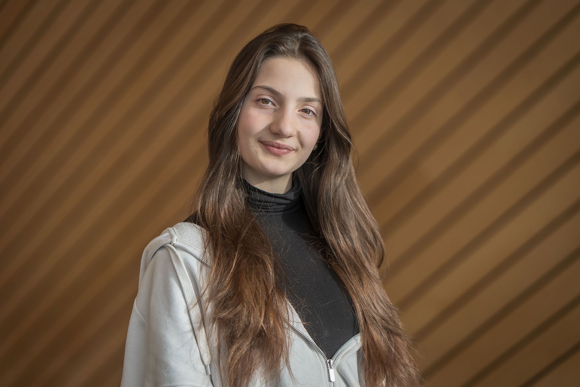 Portrettbilde av Ariana-Riera-Zozulina i Kildens foajé.