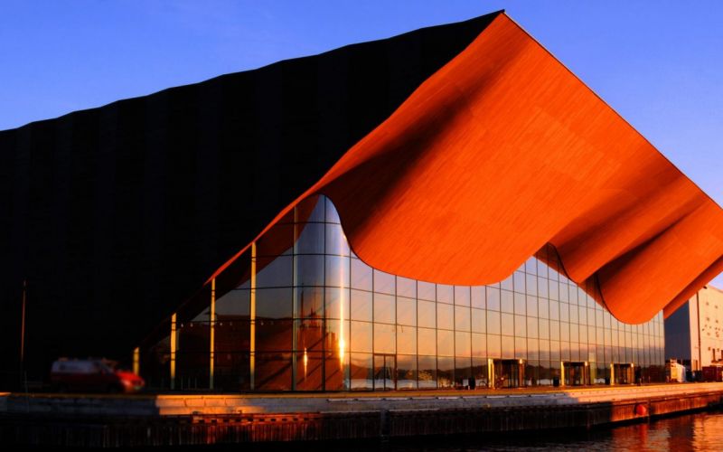 Bilde av Kilden-bygget i solnedgang og blå himmel over.