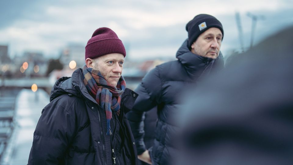 Skuespillere Morten Espeland og Henrik Rafaelsen i museumsbåthavna i Kristiansand.