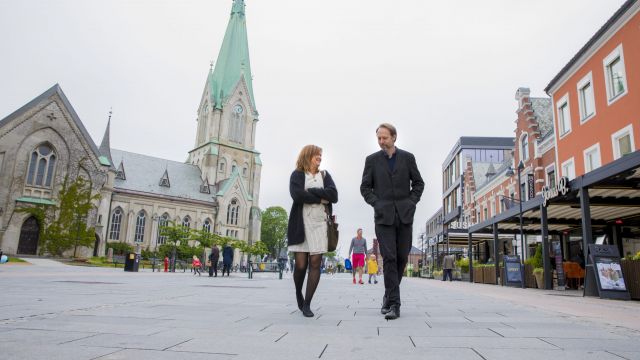 Bilde av Torborg Igland og Gaute Heivoll ved Kristiansand Domkirke til Kristiansand Nå