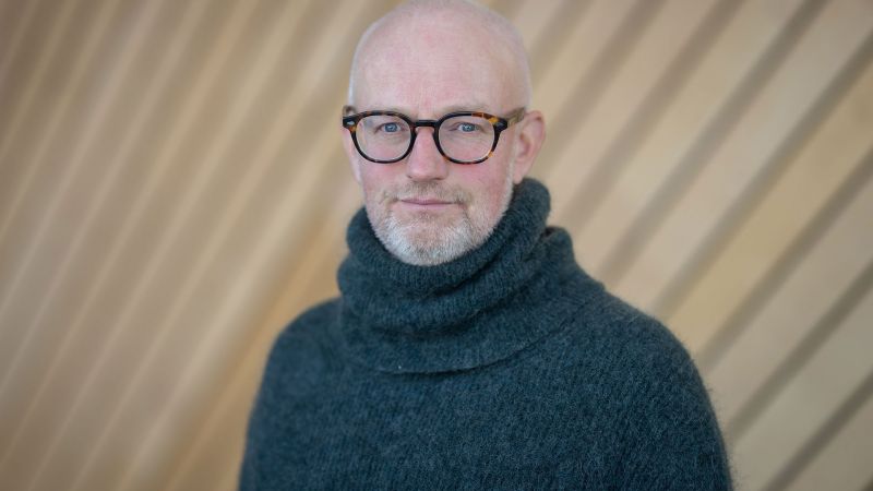 Portrettbilde av Håkon Moe i Kildens foajé