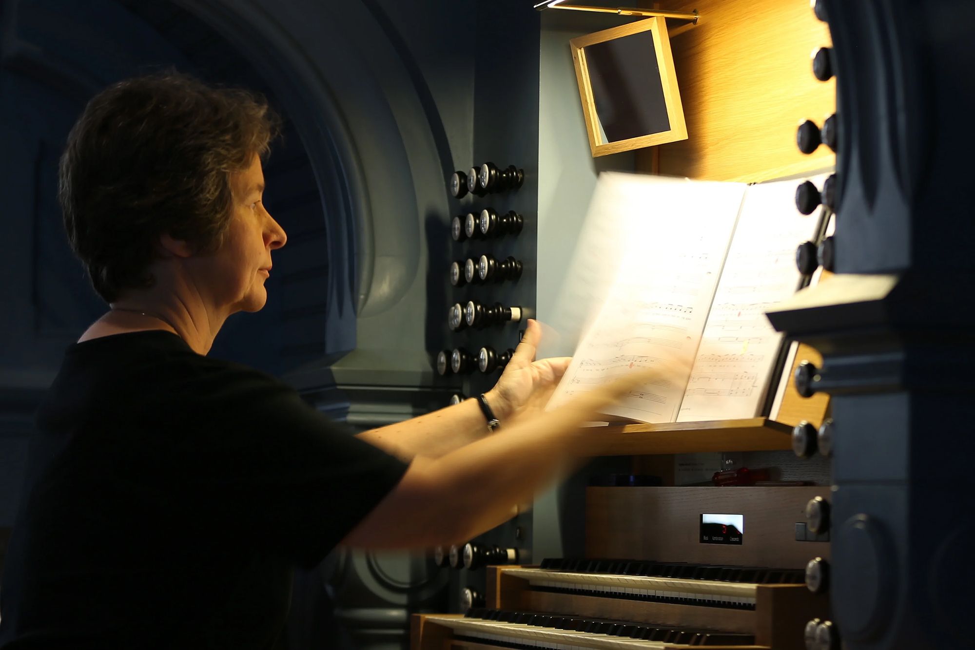 Portrettbilde av Marit-Tøndel-Bodsberg utenfor Kildens bølgevegg