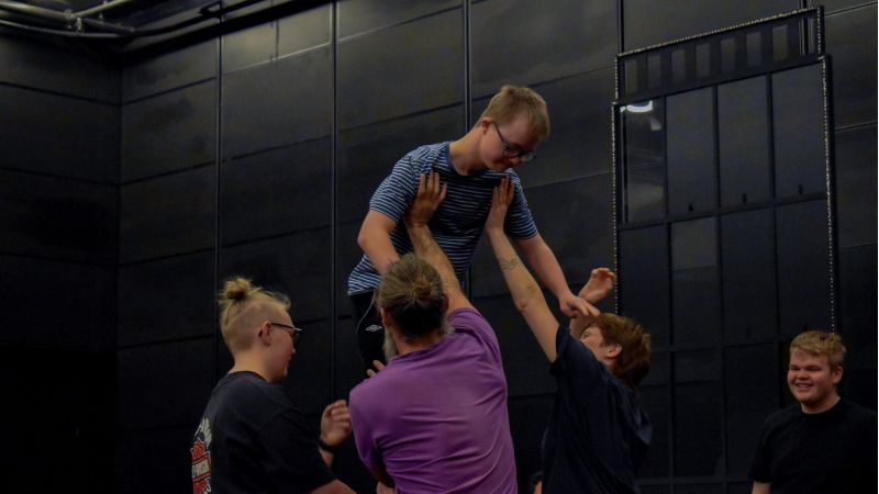 Under øvelse: David Førland Velle blir løftet av sine medaktører.